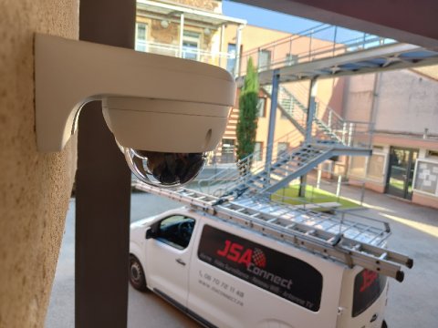 Caméra de vidéosurveillance sur un établissement scolaire à Roanne 
