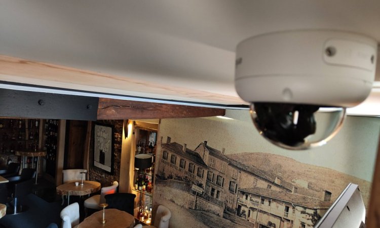 Caméra IP installée dans une salle de restaurant 